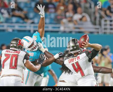 9. August 2018 - Miami Gardens, FL, USA - Tampa Bay Buccaneers Quarterback Ryan Griffin (4) stürmt sich am Donnerstag, den 9. August 2018, im Hard Rock Stadium in Miami Gardens, Florida, gegen die Miami Dolphins. Die Bucs haben mit 26:24. (Bild: © Charles Trainor Jr/TNS via ZUMA Wire) Stockfoto