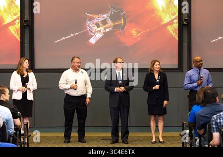 9. August 2018: Cape Canaveral, Florida, USA, im Operations and Support Building II des Kennedy Space Centers nehmen Medienmitglieder an einem Briefing über die Parker Solar Probe der NASA Teil. Moderatoren des Briefings sind Karen Fox, weit links, Goddard Space Flight Center und Dwayne Brown, ganz rechts, NASA Communications. Teilnehmer des Briefings sind Omar Baez, Launch Director, NASA Kennedy Space Center; Scott Messer, Programmmanager, NASA Programs, United Launch Alliance; und Kathy Rice, Wetteroffizier, 45. Wettergeschwader, Cape Canaveral Air Force Station. Parker Solar P Stockfoto