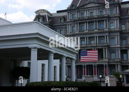 Washington, DC, USA. Juli 2025. WASHINGTON – 28. Juli 2025: Eine amerikanische Flagge trägt das Äußere des Eisenhower Executive Office Building Credit: SIPA USA/Alamy Live News Stockfoto