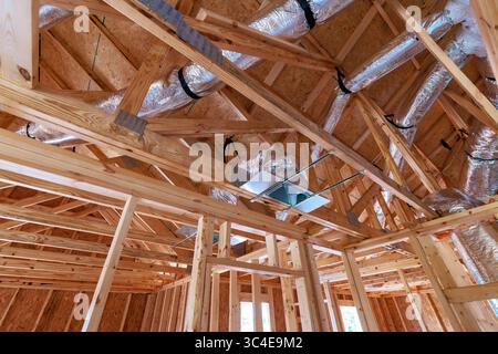 Im neuen Wohnbau werden Holzbalken-Kanäle in einem neuen Wohnbereich installiert. Stockfoto