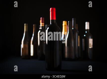 Rotweinflaschen und -Gläser Stockfoto