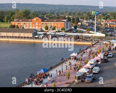 Albany Symphony spielt im Juli 2025 ein kostenloses Konzert im Harbor Point am Erie Canal in Utica, New York Stockfoto