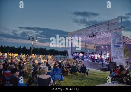 Albany Symphony spielt ein kostenloses Konzert am Erie Canal in Utica, New York, Juli 2025 Stockfoto