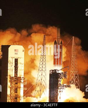 12. August 2018 - Cape Canaveral, FL, USA - Eine United Launch Alliance Delta IV Heavy hebt am Sonntag, 12. August 2018 vom Space Launch Complex-37 in Cape Canaveral, Fla. Die Delta-IV-Schwerrakete bringt die Parker-Solarsonde der NASA auf eine interplanetare Flugbahn zur Sonne. (Kreditbild: © Red Huber/TNS via ZUMA Wire) Stockfoto