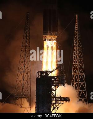 12. August 2018 - Cape Canaveral, FL, USA - Eine United Launch Alliance Delta IV Heavy rutscht am Sonntag, 12. August 2018 vom Space Launch Complex 37 in Cape Canaveral, Florida, in den Nachthimmel. Die Delta-IV-Schwerrakete bringt die Parker-Solarsonde der NASA auf eine interplanetare Flugbahn zur Sonne. (Kreditbild: © Red Huber/TNS via ZUMA Wire) Stockfoto