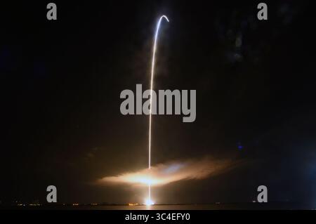 12. August 2018 - Cape Canaveral, FL, USA - während einer Zeitexposition wurde eine United Launch Alliance Delta IV Heavy am Sonntag, 12. August 2018 vom Space Launch Complex 37 in Cape Canaveral, Florida, aufgenommen. Die Delta-IV-Schwerrakete bringt die Parker-Solarsonde der NASA auf eine interplanetare Flugbahn zur Sonne. (Kreditbild: © Red Huber/TNS via ZUMA Wire) Stockfoto