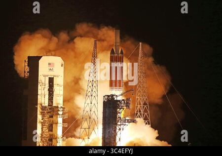 12. August 2018 - Cape Canaveral, FL, USA - Eine United Launch Alliance Delta IV Heavy hebt am Sonntag, 12. August 2018 vom Space Launch Complex-37 in Cape Canaveral, Fla. Die Delta-IV-Schwerrakete bringt die Parker-Solarsonde der NASA auf eine interplanetare Flugbahn zur Sonne. (Kreditbild: © Red Huber/TNS via ZUMA Wire) Stockfoto
