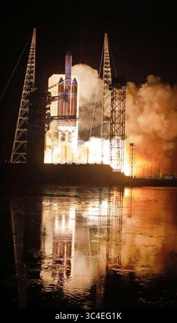 12. August 2018 - Cape Canaveral, FL, USA - Eine United Launch Alliance Delta IV Heavy hebt am Sonntag, 12. August 2018 vom Space Launch Complex-37 in Cape Canaveral, Fla. Die Delta-IV-Schwerrakete bringt die Parker-Solarsonde der NASA auf eine interplanetare Flugbahn zur Sonne. (Kreditbild: © Red Huber/TNS via ZUMA Wire) Stockfoto