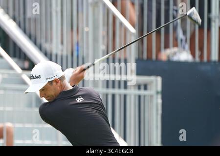 12. August 2018: St. Louis, Missouri, Vereinigte Staaten: Adam Scott schlägt im Bellerive Country Club in der Finalrunde der 100. PGA Championship das 10. Loch ab. (Bild: © Debby Wong via ZUMA Wire) Stockfoto