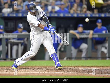 14. August 2018 – Kansas City, MO, USA – Salvador Perez der Kansas City Royals schließt sich am Dienstag, den 14. August 2018, im Kauffman Stadium in Kansas City, Mo. im dritten Inning gegen die Toronto Blue Jays an (Credit Image: © John Sleezer/TNS via ZUMA Wire) Stockfoto