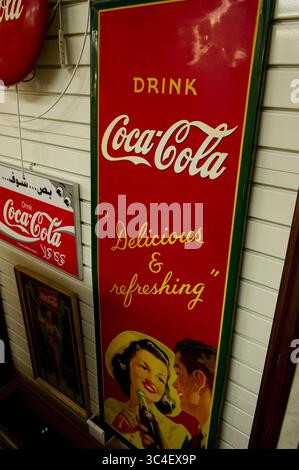 26. Juni 2012 - Atlanta, Georgia, USA - tief unter dem Hauptsitz von Coca-Cola in Atlanta, hinter gesicherten, aber nicht markierten Türen, befindet sich das private Archiv des 125 Jahre alten Unternehmens. Nur wenige Menschen -- sogar Angestellte -- dürfen die riesige Sammlung von Coca-Cola-Erinnerungsstücken im Wert von schätzungsweise 70 Millionen Dollar sehen. Diese unzählige Sammlung umfasst Erinnerungsstücke, Anzeigen, historische Dokumente und Tausende von Objekten, die jedes Jahr von den Historikern des Archivs hinzugefügt werden. Abgebildet: Werbeschild aus Metall aus den 1940er Jahren (Credit Image: © Robin Nelson Via ZUMA Wire) Stockfoto