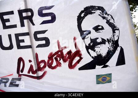 11. August 2018 - Paris, FRA - Anhänger von Lula protestieren gegen die Forderung nach Freilassung des ehemaligen Präsidenten Luiz Inacio Lula da Silva, der seit dem 7. April in Curitiba in Paris, Frankreich, inhaftiert ist, am 10. August in Curitiba, Frankreich, 2018. (Bild: © Alain Apaydin/TNS via ZUMA Wire) Stockfoto