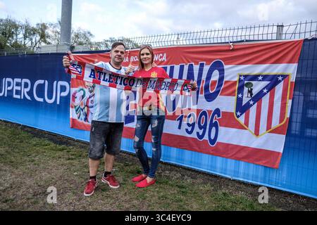 15. August 2018: Tallinn, Estland, Fans von Atletico Madrid vor dem UEFA-Supercup. Der UEFA-Supercup 2018 war die 43. Ausgabe des UEFA-Superpokals, eines jährlichen Fußballspiels, das von der UEFA organisiert und von den amtierenden Champions der beiden wichtigsten europäischen Vereinswettbewerbe, der UEFA Champions League und der UEFA Europa League, ausgetragen wurde. Er wurde in der A. Le Coq Arena in Tallinn, Estland, ausgetragen. (Kreditbild: © Hendrik Osula/SOPA Bilder via ZUMA Wire) Stockfoto