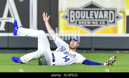 15. August 2018 – Kansas City, MO, USA – Kansas City Royals Center Fielder Brett Phillips rutscht im sechsten Inning am Mittwoch, 15. August 2018, im Kauffman Stadium in Kansas City, Mo. (Credit Image: © John Sleezer/TNS via ZUMA Wire) über das Gras. Stockfoto