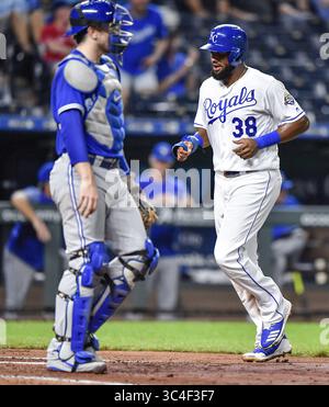 16. August 2018 - Kansas City, MO, USA - Jorge Bonifacio (38) der Kansas City Royals trifft vor dem Toronto Blue Jays Catcher Danny Jansen auf einer Single von Ryan O'Hearn im vierten Inning am Mittwoch, 16. August 2018, im Kauffman Stadium in Kansas City, Mo. (Kreditbild: © John Sleezer/TNS via ZUMA Wire) Stockfoto