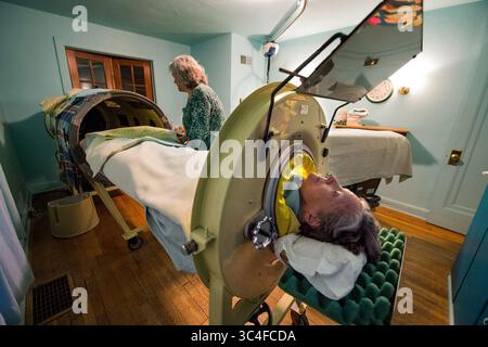 2. April 2018 – USA – sechs Nächte pro Woche schläft Mona Randolph, 82 Jahre alt, in einer fast 75 Jahre alten Eisernen Lunge, die sie nach dem Song der Beatles „Yellow Submarine“ nennt. Polio-Überlebender Mona ist einer der letzten drei Benutzer von Eisenlungen in den USA (Foto: © Shelly Yang/TNS Via ZUMA Wire) Stockfoto