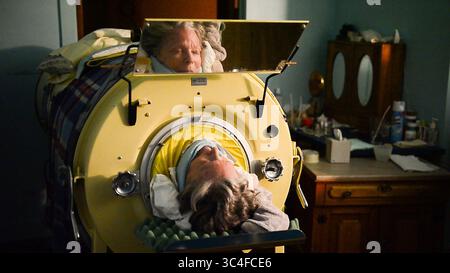 2. April 2018 – USA – sechs Nächte pro Woche schläft Mona Randolph, 82 Jahre alt, in einer fast 75 Jahre alten Eisernen Lunge, die sie nach dem Song der Beatles „Yellow Submarine“ nennt. Polio-Überlebender Mona ist einer der letzten drei Benutzer von Eisenlungen in den USA (Foto: © Shelly Yang/TNS Via ZUMA Wire) Stockfoto