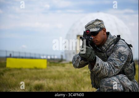 27. Juli 2018 - Camp Bullis, Texas, USA - Staff Sgt. PHILLIP EDWARDS, Verteidiger der 460th Security Forces Squadron, führt taktische Bewegungen während einer Feldübung zur Vorbereitung der Defenders Challenge am 27. Juli 2018 auf der Buckley Air Force Base, Kolog, durch. Ausgewählte Verteidiger des Air Force Space Command treten in Peterson A, Kolog, gegeneinander an, und die Gewinner werden dann in Camp Bullis, Texas, um die letzte Herausforderung antreten. (Bild: © U.S. Air Force/ZUMA Wire/ZUMAPRESS.com) Stockfoto