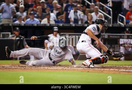 22. August 2018: Der New York Yankees-Center-Feldspieler Aaron Hicks (31) erzielte im vierten Inning die Spitze des vierten Inning, hinter dem Miami Marlins-Catcher J.T. Realmuto (11), als Doppel von New York Yankees 2. Baseman Neil Walker (14), während eines MLB-Spiels zwischen den New York Yankees und den Miami Marlins im Marlins Park in Miami, Florida. Die Marlins gewannen mit 9:3. Mario Houben/CSM(Kreditbild: &Copy; Mario Houben/CSM via ZUMA Wire) Stockfoto