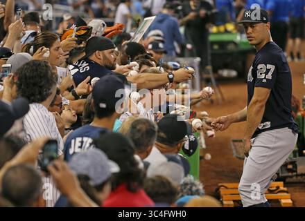 22. August 2018: Miami, FL, USA - Giancarlo Stanton, der Outfield der New York Yankees, unterzeichnet Autogramme für Fans, bevor er am Mittwoch, den 22. August 2018, im Marlins Park in Miami gegen die Miami Marlins antritt. (Bild: © David Santiago/TNS via ZUMA Wire) Stockfoto