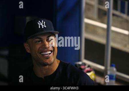 22. August 2018: Miami, FL, USA - Giancarlo Stanton, der Outfield der New York Yankees, lächelt vor dem Start eines Spiels gegen die Miami Marlins im Marlins Park in Miami am Mittwoch, den 22. August 2018. (Bild: © David Santiago/TNS via ZUMA Wire) Stockfoto