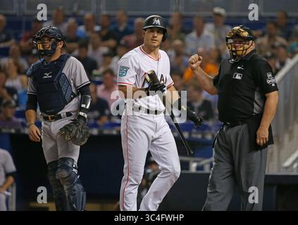 22. August 2018: Miami, FL, USA: Die Miami Marlins' J.T. Realmuto reagieren am Mittwoch, den 22. August 2018, beim ersten Inning gegen die New York Yankees im Marlins Park in Miami. Die Marlins haben mit 9:3 gewonnen. (Bild: © David Santiago/TNS via ZUMA Wire) Stockfoto