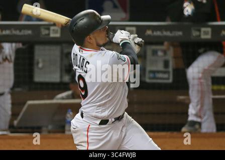 22. August 2018 - Miami, FL, USA - Miguel Rojas der Miami Marlins trifft am Mittwoch, 22. August 2018, im sechsten Inning gegen die New York Yankees einen drei-Runs Home Run. Die Marlins haben mit 9:3 gewonnen. (Bild: © David Santiago/TNS via ZUMA Wire) Stockfoto