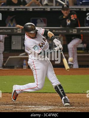 22. August 2018 - Miami, FL, USA - Miguel Rojas der Miami Marlins trifft am Mittwoch, 22. August 2018, im sechsten Inning gegen die New York Yankees einen drei-Runs Home Run. Die Marlins haben mit 9:3 gewonnen. (Bild: © David Santiago/TNS via ZUMA Wire) Stockfoto