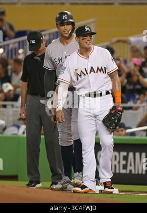 22. August 2018 – Miami, FL, USA – Giancarlo Stanton der New York Yankees spricht mit dem ersten Baseman Derek Dietrich von Miami Marlins, nach einem Spaziergang während des ersten Inning im Marlins Park in Miami am Mittwoch, 22. August 2018. Die Marlins haben mit 9:3 gewonnen. (Bild: © David Santiago/TNS via ZUMA Wire) Stockfoto