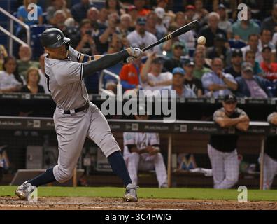 22. August 2018: Miami, FL, USA – Giancarlo Stanton der New York Yankees trifft am Mittwoch, den 22. August 2018, eine RBI-Single im siebten Inning gegen die Miami Marlins im Marlins Park in Miami. Die Marlins haben mit 9:3 gewonnen. (Bild: © David Santiago/TNS via ZUMA Wire) Stockfoto
