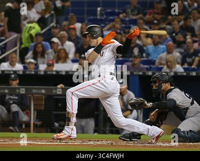 22. August 2018: Miami, FL, USA: Der Miami Marlins' Brian Anderson schlägt als Repeat to First Base auf einen Wurffehler des New York Yankees Pitchers Lance Lynn während des ersten Inning im Marlins Park in Miami am Mittwoch, den 22. August 2018. Die Marlins haben mit 9:3 gewonnen. (Bild: © David Santiago/TNS via ZUMA Wire) Stockfoto