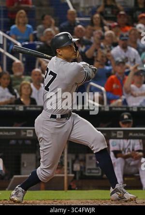 22. August 2018: Miami, FL, USA – Giancarlo Stanton der New York Yankees trifft am Mittwoch, den 22. August 2018, eine RBI-Single im siebten Inning gegen die Miami Marlins im Marlins Park in Miami. Die Marlins haben mit 9:3 gewonnen. (Bild: © David Santiago/TNS via ZUMA Wire) Stockfoto