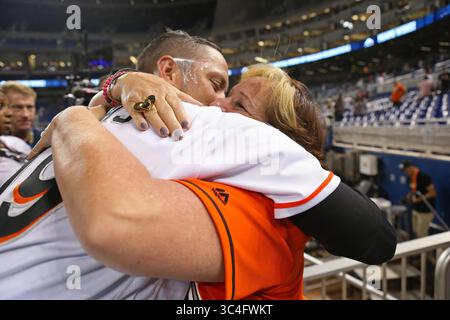 22. August 2018 - Miami, FL, USA - Miami Marlins Shortstop Miguel Rojas umarmt seine Mutter Norma Naidenoff nach einem 9-3er Sieg im Marlins Park in Miami am Mittwoch, 22. August 2018. (Bild: © David Santiago/TNS via ZUMA Wire) Stockfoto