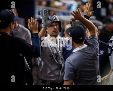 22. August 2018: Neil Walker (14), der zweite Baseman der New York Yankees, wird von Teamkollegen im Dugout begrüßt, nachdem er im sechsten Inning während eines MLB-Spiels zwischen den New York Yankees und den Miami Marlins im Marlins Park in Miami, Florida, eine Opferfliege getroffen hat. Die Marlins gewannen mit 9:3. Mario Houben/CSM(Kreditbild: &Copy; Mario Houben/CSM via ZUMA Wire) Stockfoto