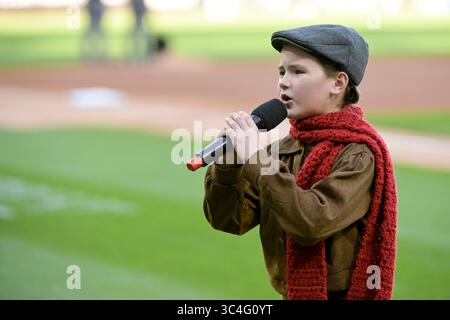 Chicago, Usa. Juli 2025. Ava Rose spielt die Nationalhymne, bevor die Chicago White Sox am Montag, den 28. Juli 2025, im Rate Field in Chicago, IL, gegen die Philadelphia Phillies spielen. Foto: Mark Black/UPI Credit: UPI/Alamy Live News Stockfoto