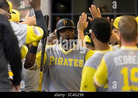 24. August 2018: Gregory Polanco #25 der Pittsburgh Pirates, der im 6. Inning des Major League Baseball-Spiels zwischen den Milwaukee Brewers und den Pittsburgh Pirates im Miller Park in Milwaukee, WI, mit einer Opferfliege die Pirates in einen Lauf gebracht hat. John Fisher/CSM(Credit Image: &Copy; John Fisher/CSM via ZUMA Wire) Stockfoto