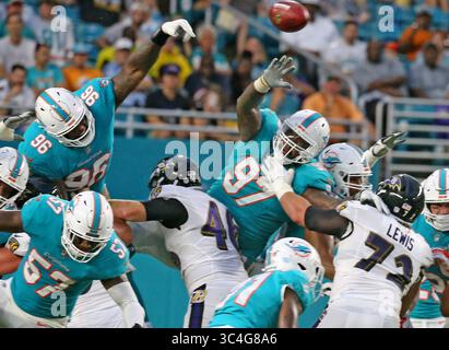 25. August 2018 - Miami Gardens, FL, USA - die Miami Dolphins Vincent Taylor (96) und Jordan Phillips (97) springen am Samstag, 25. August 2018 im Hard Rock Stadium in Miami Gardens, Florida. (Kreditbild: © Charles Trainor Jr/Miami Herald/TNS via ZUMA Wire) Stockfoto