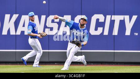 26. August 2018 – Kansas City, MO, USA – Alex Gordon, der rechts-Feldspieler der Kansas City Royals, jagt im ersten Inning am Sonntag, 26. August 2018 im Kauffman Stadium in Kansas City, Mo. eine Single von Michael Brantley der Cleveland Indians (Credit Image: © John Sleezer/Kansas City Star/TNS via ZUMA Wire) Stockfoto