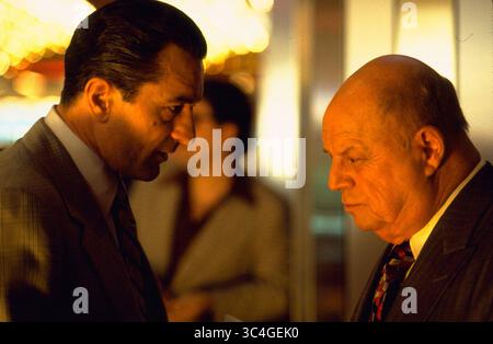 VERÖFFENTLICHT am 22. November 1995 – CASINO – Schauspieler ROBERT DE NIRO spielt die Rolle von Sam „Ace“ Rothstein in diesem mit dem Oscar ausgezeichneten Krimi „Casino“ von Universal Pictures. Regie führte Martin Scorsese. Gier, Täuschung, Geld, Macht und Mord treten zwischen zwei besten Mafia-Freunden und einer Trophäenfrau über ein Glücksspielimperium auf. SLOGAN: Du bleibst nicht ewig an der Spitze der Gefahr. Leistung. Verführung. [DVD] Niemand bleibt ewig an der Spitze. Glück hat nichts mit den Spielen zu tun, die sie spielen. Sie hatten alles, sie leiteten die Show und es war das Paradies... solange es dauerte. Gib nicht dein Glück. Der Gewinner verliert alles. Stockfoto