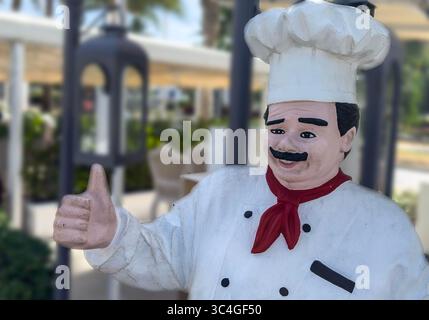 Figur eines Küchenchefs vor einem Restaurant Stockfoto