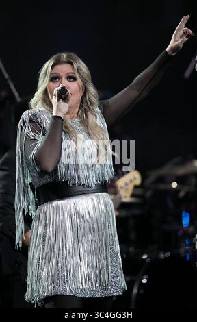 27. August 2018 - Flushing Meadows, New York, USA - Singer-Songwriter Kelly Clarkson tritt am 27. August 2018 während der Eröffnungsfeier im Arthur Ashe Stadium während des ersten Tages der US Open 2018 im USTA Billie Jean King National Tennis Center im Stadtteil Flushing im Queens Borough von New York City auf. (Bild: © Prensa Internacional Via ZUMA Wire) Stockfoto