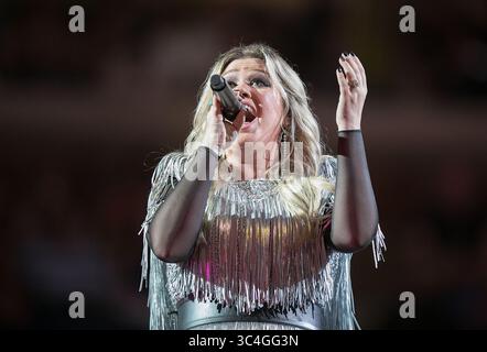 27. August 2018 - Flushing Meadows, New York, USA - Singer-Songwriter Kelly Clarkson tritt am 27. August 2018 während der Eröffnungsfeier im Arthur Ashe Stadium während des ersten Tages der US Open 2018 im USTA Billie Jean King National Tennis Center im Stadtteil Flushing im Queens Borough von New York City auf. (Bild: © Prensa Internacional Via ZUMA Wire) Stockfoto