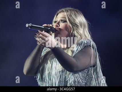 27. August 2018 - Flushing Meadows, New York, USA - Singer-Songwriter Kelly Clarkson tritt am 27. August 2018 während der Eröffnungsfeier im Arthur Ashe Stadium während des ersten Tages der US Open 2018 im USTA Billie Jean King National Tennis Center im Stadtteil Flushing im Queens Borough von New York City auf. (Bild: © Prensa Internacional Via ZUMA Wire) Stockfoto