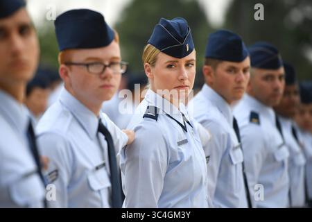 21. August 2018 – Schriever AFB, Colorado, USA – First Lieutenant Hillary Keltner, 50th Operations Support Squadron Staff Instruktor für Raumfahrtsituationen, folgt einem Kommando über die rechte Kleidung während einer Inspektion auf der Schriever Air Force Base, Kolos, August. 21, 2018. Die Inspektion war die erste, die das Geschwader seit Jahren durchführte. (Bild: © U.S. Air Force/ZUMA Wire/ZUMAprilESS.com) Stockfoto