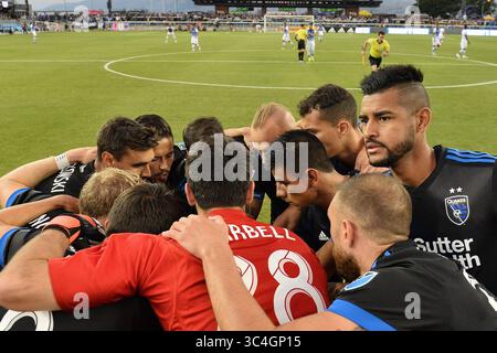 29. August 2018 - San Jose, Kalifornien, Vereinigte Staaten - San Jose, CA - Mittwoch, 29. August 2018: San Jose Earthquakes treffen sich während eines Major League Soccer (MLS)-Spiels zwischen den San Jose Earthquakes und dem FC Dallas im Avaya Stadium. (Kreditbild: © John Todd/ISIPhotos via ZUMA Wire) Stockfoto