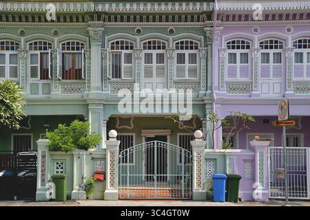 Chinesische Peranakan-Terrassenhäuser mit verzierten Rokoko-Putzarbeiten und farbenfrohen Mosaikfliesen mit dekorativen Motiven Stockfoto