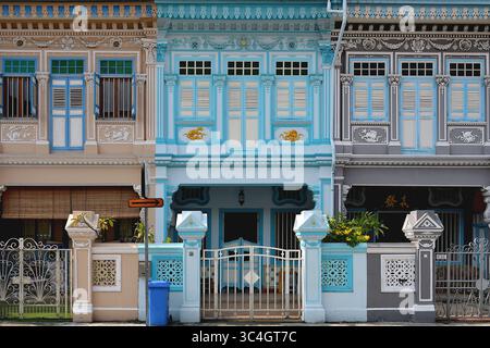 Reihe von bunten Straits Chinesische Peranakan Terrassenhäuser mit verzierten Rokoko-Putzarbeiten und traditionellen dekorativen Motiven Stockfoto