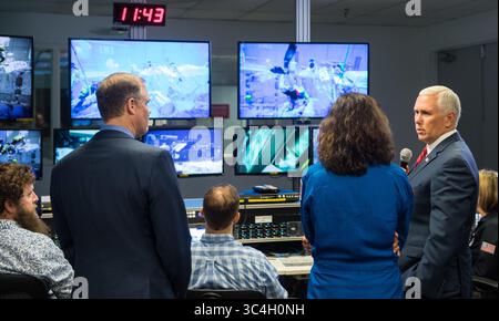 23. August 2018 – Houston, Texas, USA – NASA-Administrator Jim Bridenstine und NASA-Astronaut Suni Williams sprechen mit den NASA-Astronauten Victor Glover und Nicole Mann, während sie am Donnerstag, August eine Schulung im Pool des Neutral Booyancy Laboratory im Johnson Space Center der NASA durchführen. 23, 2018 in Houston, Texas. (Bild: © Joel Kowsky/NASA via ZUMA Wire/ZUMAPRESS.com) Stockfoto