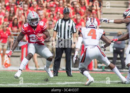 1. September 2018: Columbus, Ohio, USA - Ohio State Buckeyes Wide Receiver Parris Campbell (21) läuft mit dem Ball in der ersten Hälfte des Spiels zwischen den Oregon State Beavers und den Ohio State Buckeyes im Ohio Stadium, Columbus, Ohio. (Bild: © Scott Stuart/ZUMA Wire) Stockfoto