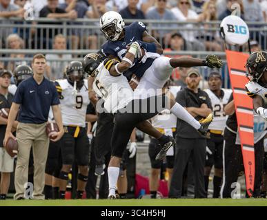 1. September 2018 - University Park, PA, USA - Penn State Wide Receiver Juwan Johnson macht am Samstag, 1. September 2018, im Beaver Stadium in University Park, PA, einen ersten Rückschlag gegen Desmond Franklin. Der Gastgeber Nittany Lions gewann 45:38, in der Überstunden. (Kreditbild: © Abby Drey/Centre Daily Times/TNS via ZUMA Wire) Stockfoto